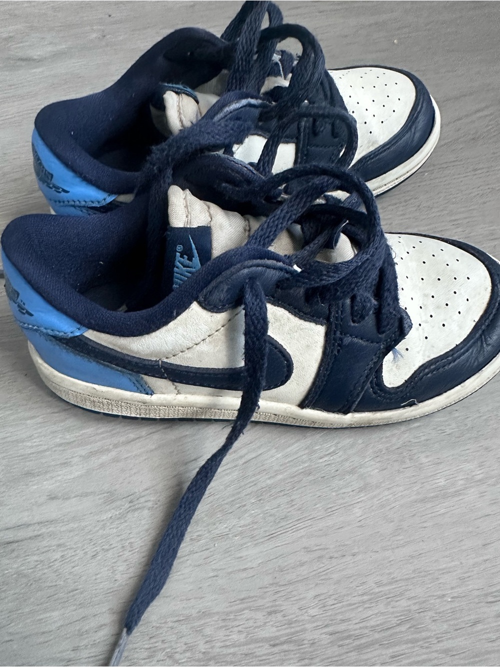 Nike Kids Low-Top Sneakers in Navy, White and Light Blue